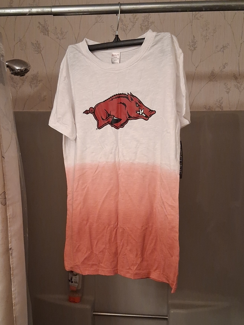 silence + noise White to Coral Ombre Tee with Red Razorback Graphic